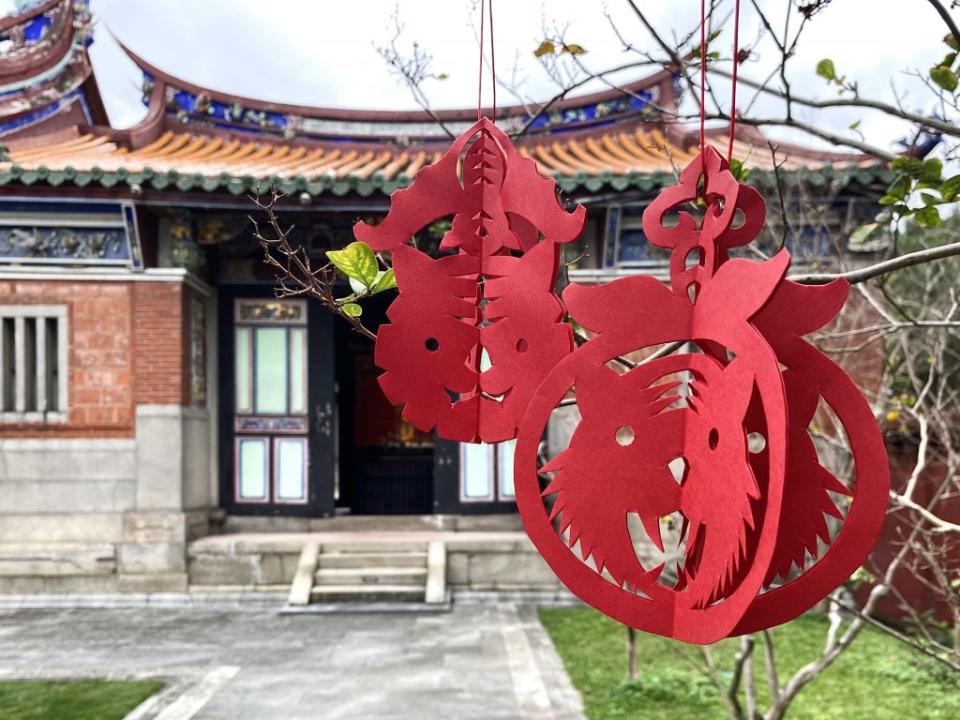 台北孔廟十五日舉辦新春揮毫，並邀民眾體驗版印斗方、紅包袋及剪紙傳統藝術。（台北孔廟提供）