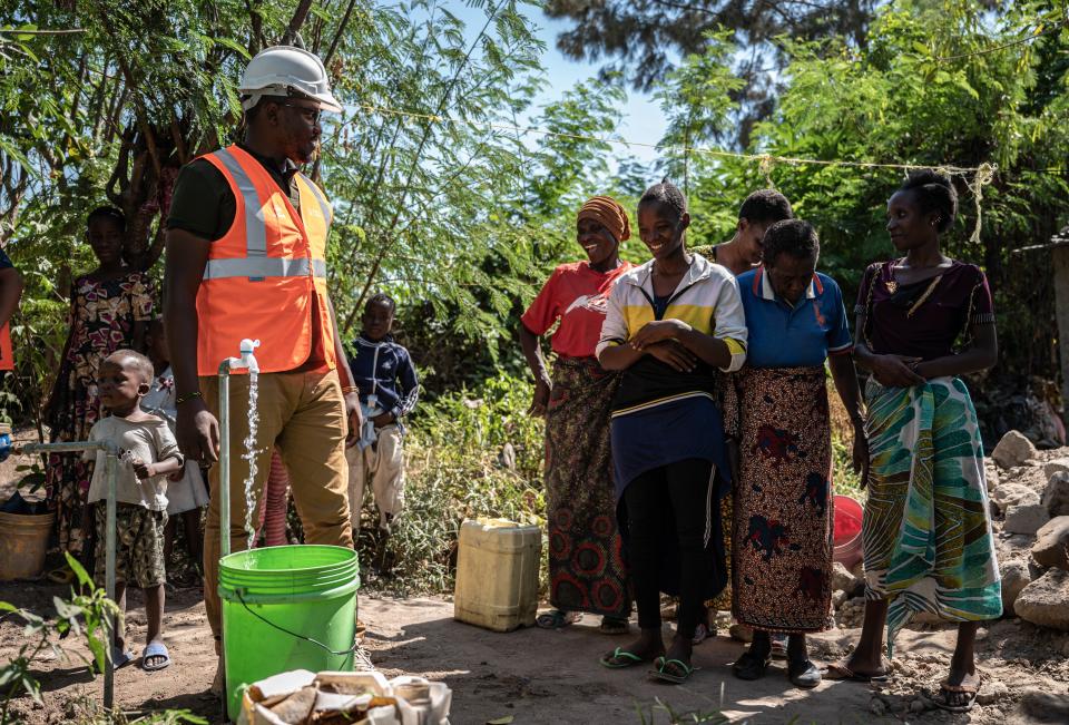 Una cuadrilla ayuda a los aldeanos a tener acceso al agua potable en Misungwi, en la región de Mwanza, Tanzania. (Foto de Wang Guansen/Xinhua vía Getty Images)