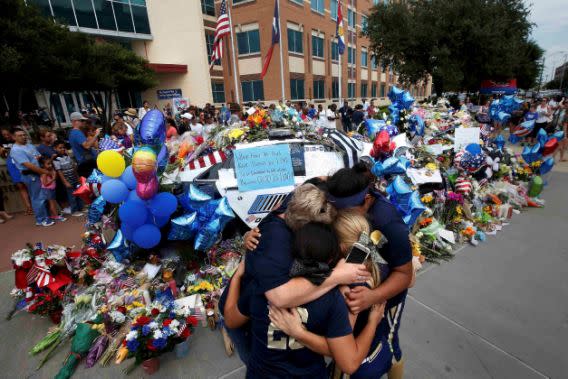El asesinato de policías en Dallas sacudió a la opinión pública, que repudió el ataque y honró a los caídos. (Reuters)