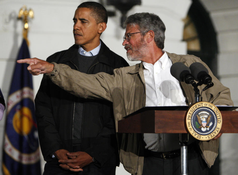 Former U.S. President Barack Obama with White House science adviser John Holdren in 2009. (Photo: Jim Young / Reuters)