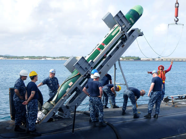 一枚MK 48重型魚雷，即可將近萬噸的船艦擊沈。圖為美軍在吊裝MK 48魚雷資料照