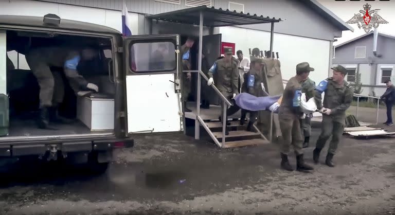 En esta foto tomada de un video publicado por el Servicio de Prensa del Ministerio de Defensa de Rusia el martes 26 de septiembre de 2023, las fuerzas de paz rusas trasladan a una persona herida desde un hospital de campaña en Nagorno-Karabaj hacia el lado armenio. 