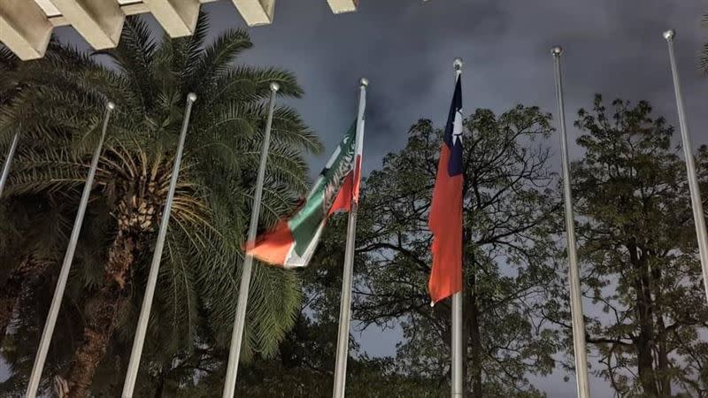  外交部懸升索馬利蘭國旗，隆重迎接訪團。（圖／翻攝自索馬利蘭駐台代表處臉書）
