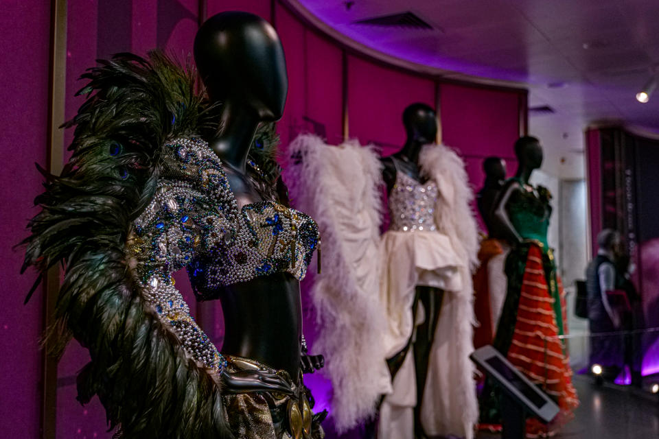 「絕代芳華」紀念展，展出多件劉培基為梅艷芳設計的舞台服飾。
