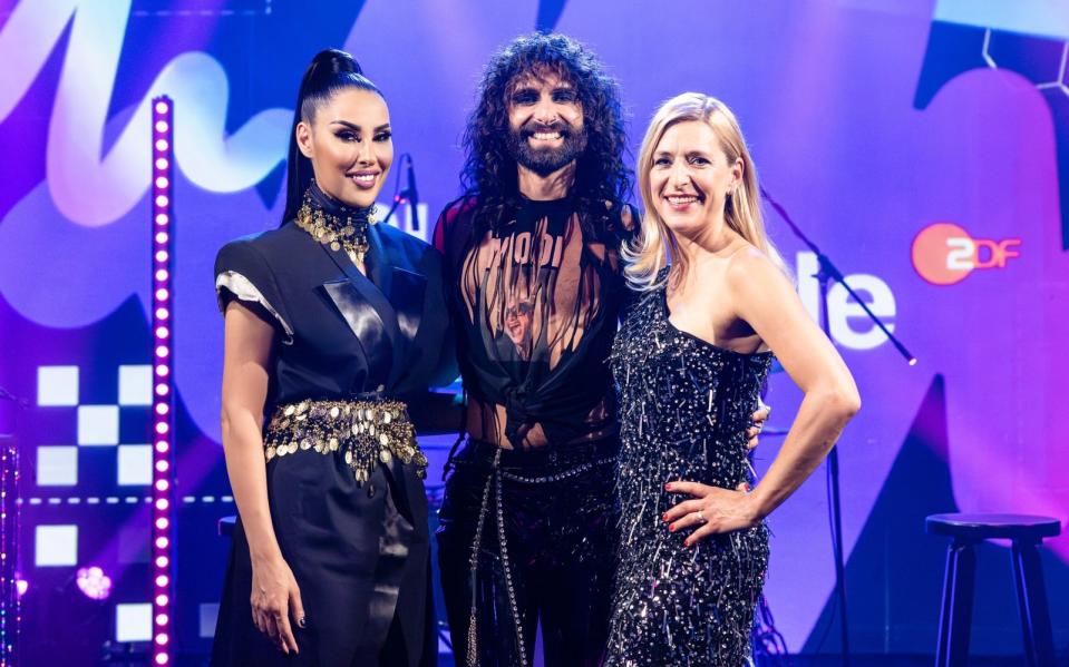 Bei "Music Impossible - Mein Song. Dein Sound." ließ Gastgeber Conchita Wurst Senna Gammour (links) und Stefanie Hertel aufeinandertreffen. (Bild: ZDF/Michael Clemens)