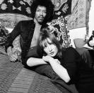 <p>Fue en septiembre de 1966 cuando Hendrix conoció a su novia Kathy Etchingham (en la imagen). "Jimi era muy divertido. Era fresco y su música sonaba de maravilla. Todos los ojos estaban pegados a él", declaró ella a BBC. (Foto: Eric Harlow / Mirrorpix / Getty Images)</p> 