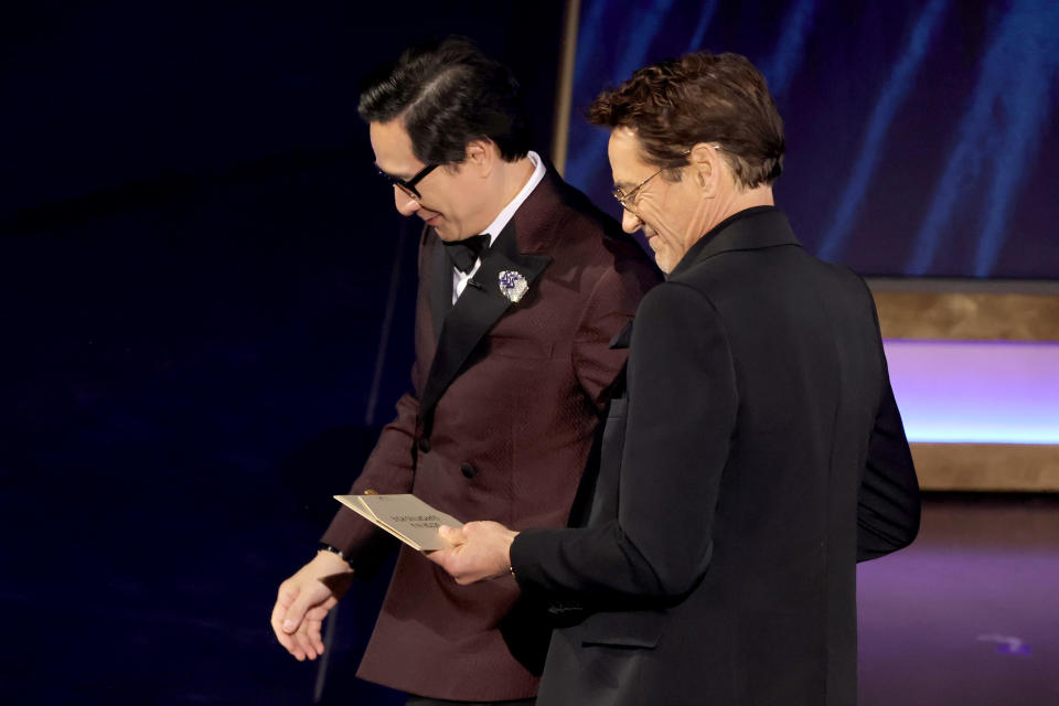 Ke Huy Quan logró entregarle el sobre a Robert Downey Jr. donde estaba su victoria en los Oscar. (Foto de Kevin Winter/Getty Images)