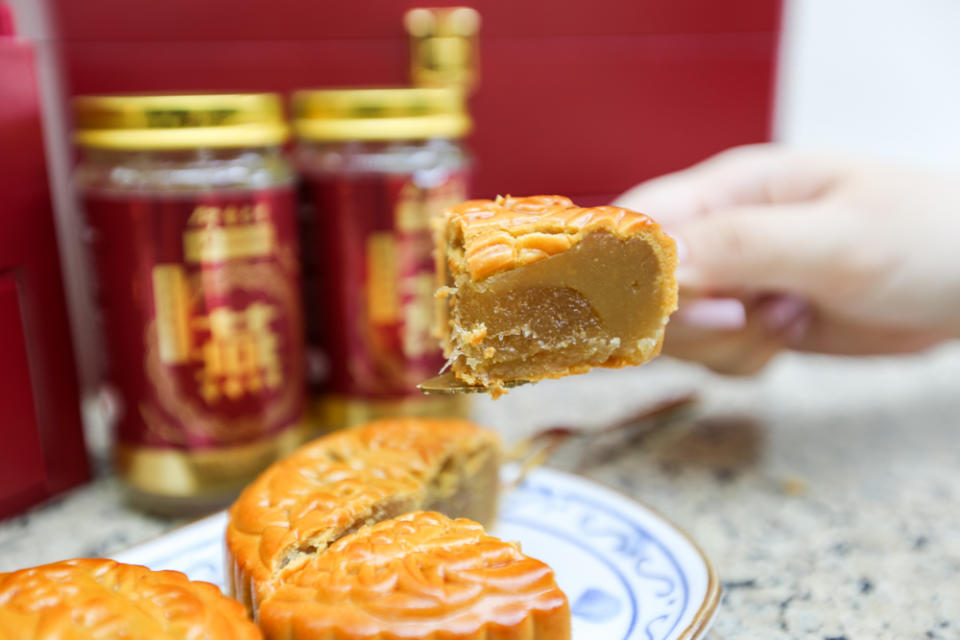 Eu Yan Sang - cross section of mooncake