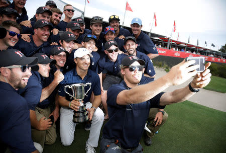 Golf - Australian Open Golf Tournament - Sydney, Australia - 20-11-2016 Greenskeepers at the Royal Sydney Golf Club take a 'selfie' picture with winner of the 2016 Australian Open, Jordan Spieth of the United States. REUTERS/Jason Reed