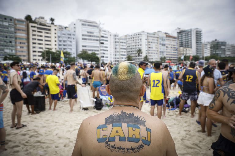 Hinchas de Boca en las playas de Copacabana