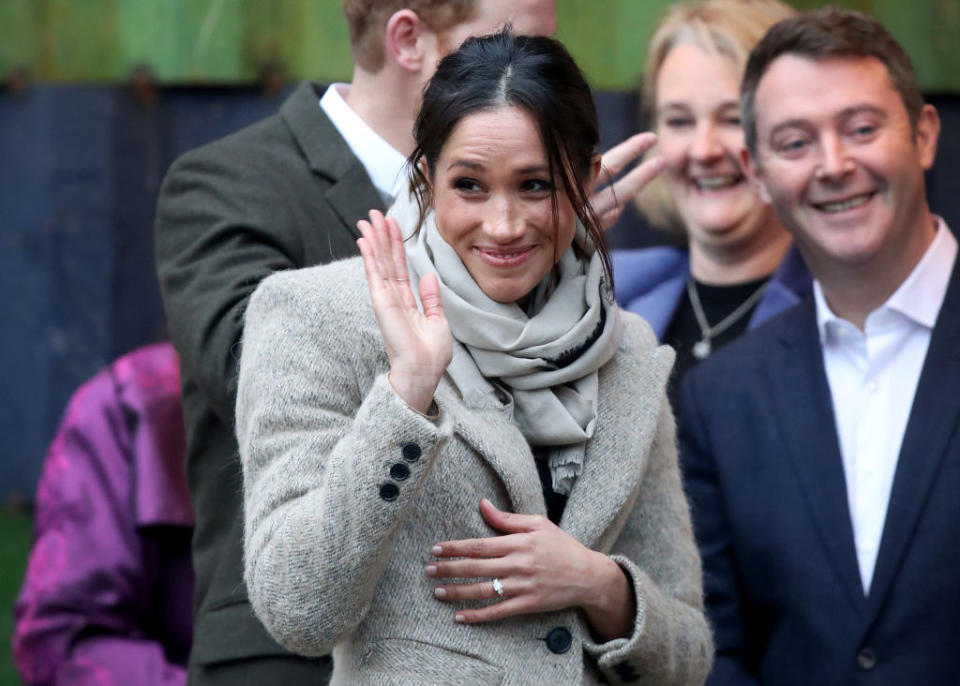 Meghan Markle opte pour un chignon ‘vite fait’ et un sweater à $100 (64 EUR) pour sa première apparition de 2018