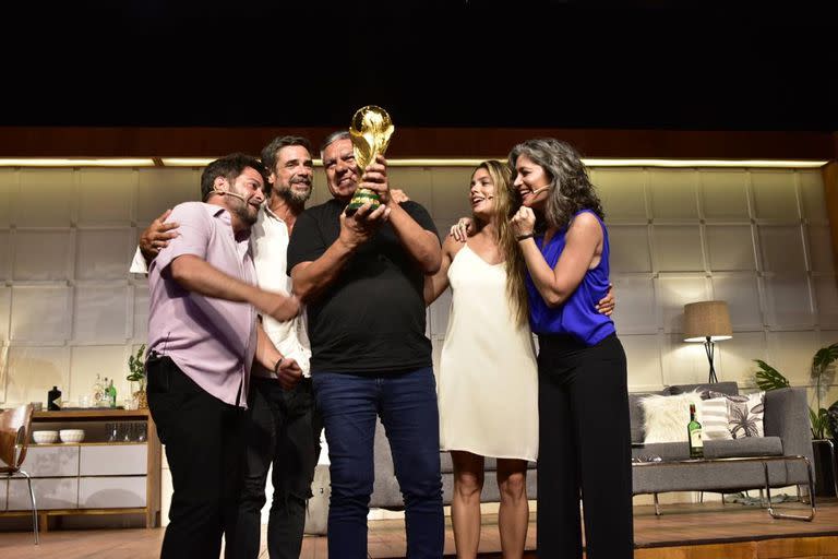 El Chiqui Tapia llevó la Copa del Mundo a una obra de teatro en Mar del Plata