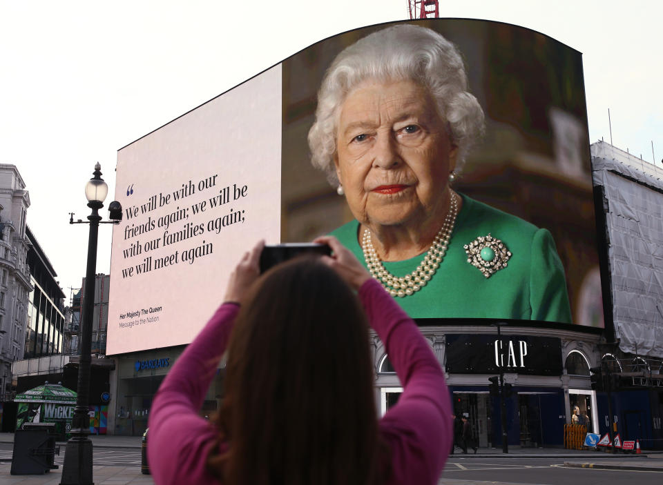 London: Ein Bild von Königin Elisabeth II. und Zitate aus ihrer Ansprache vom Sonntag im Zusammenhang mit der Coronavirus-Pandemie. Foto: Yui Mok / PA Wire / dpa