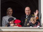 El balcón contiguo estaba presidido por Alberto de Mónaco y Charlene Wittstock, además de por los mellizos Jacques y Gabriella. La niña de la pareja acaparó todas las miradas con su<em> red look</em> y por este cariñoso abrazo que le dio a su prima materna Kaia-Rose. (Foto: Arnold Jerocki / Getty Images)