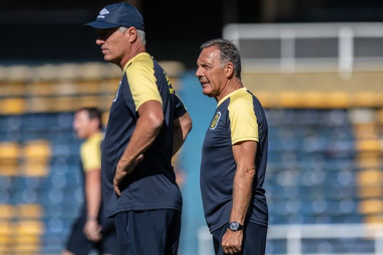 Miguel Ángel Russo, DT de Rosario Central, supervisa un entrenamiento