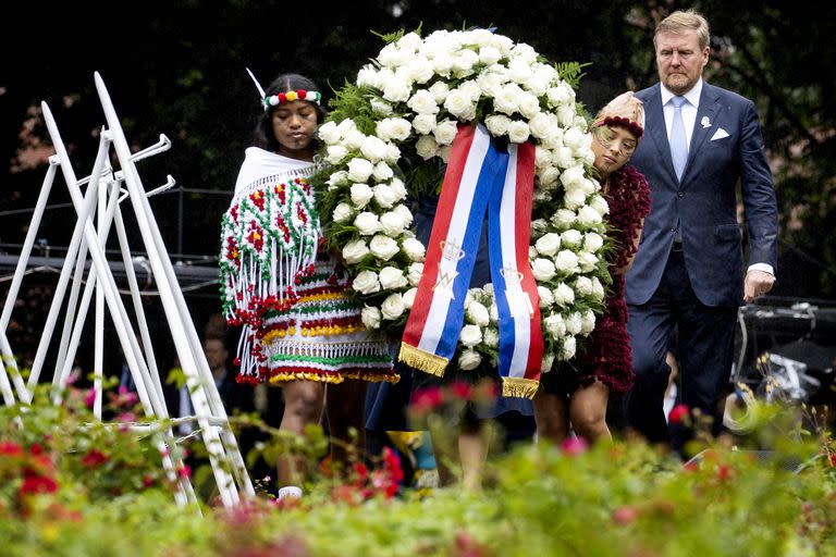 El rey de Holanda, Guillermo Alejandro (d), deposita una corona de flores durante el Día Nacional de Conmemoración de la Esclavitud en el Oosterpark, Ámsterdam, el 1 de julio de 2023.