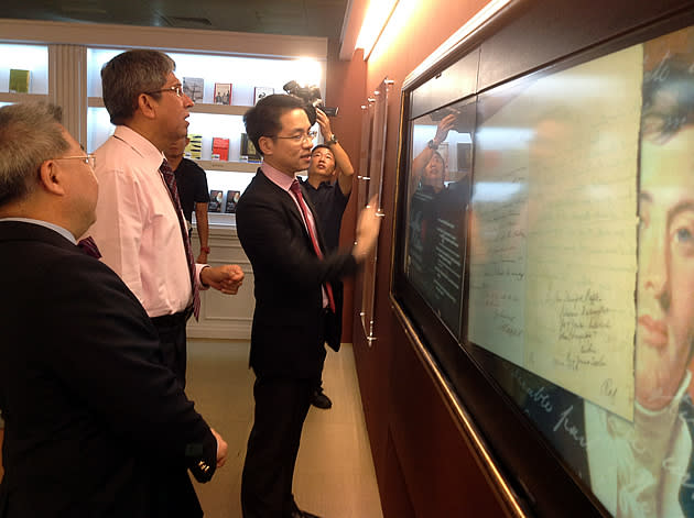 Guides from the National Library demonstrate the workings of the digital copies of Raffles' preserved letters in e-books. (Yahoo! photo)