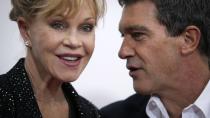 <p>El amor entre Antonio Banderas y Melanie Griffith surgió en el rodaje de ‘Two Much’ en 1995, cuando los dos estaban casados. Él con Ana Leza y ella con Don Johnson. Para no complicar aún más la historia, se divorciaron rápidamente y pasaron por el altar en 1996. Su matrimonio se terminó 18 años después. (Foto: Carlo Allegri / Reuters). </p>