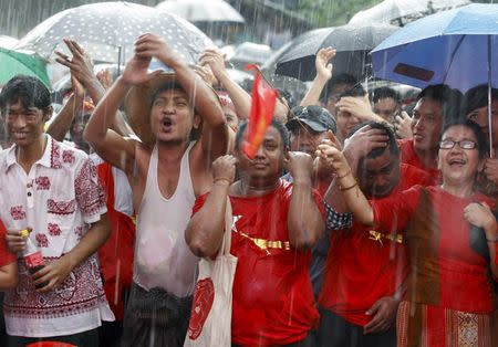 Supporters celebrate as they wait for official results from the Union Election Commission in front of National League for Democracy Party (NLD) head office at Yangon, November 9, 2015. REUTERS/Soe Zeya Tun