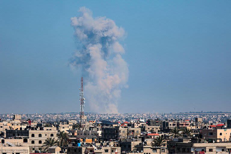 Esta imagen tomada desde Rafah muestra humo emanando después del bombardeo israelí en Khan Younis, al sur de la Franja de Gaza, el 26 de febrero de 2024.