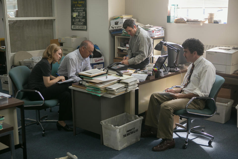 Rachel McAdams, Michael Keaton, Mark Ruffalo, and Brian d'Arcy James sit around a desk