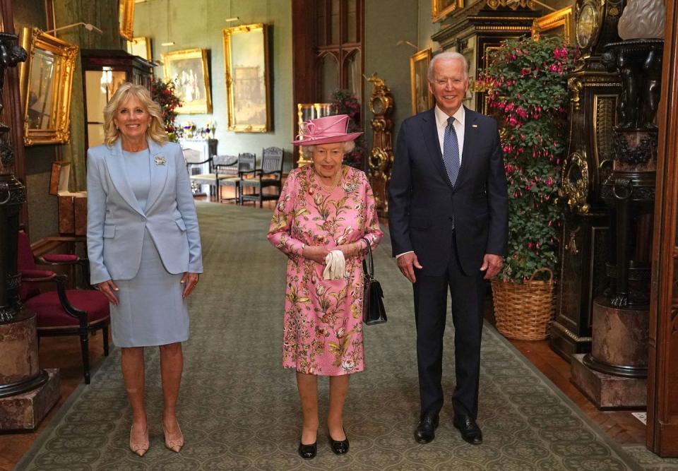 <p>President Joe Biden and First Lady Jill Biden pose for a photograph with Queen Elizabeth in the Grand Corridor at Windsor Castle before taking tea.<br></p>