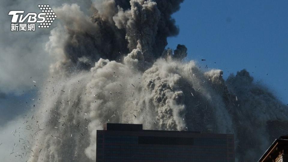 世貿中心坍塌瞬間，爆出大量濃煙及塵土。（圖／達志影像美聯社）