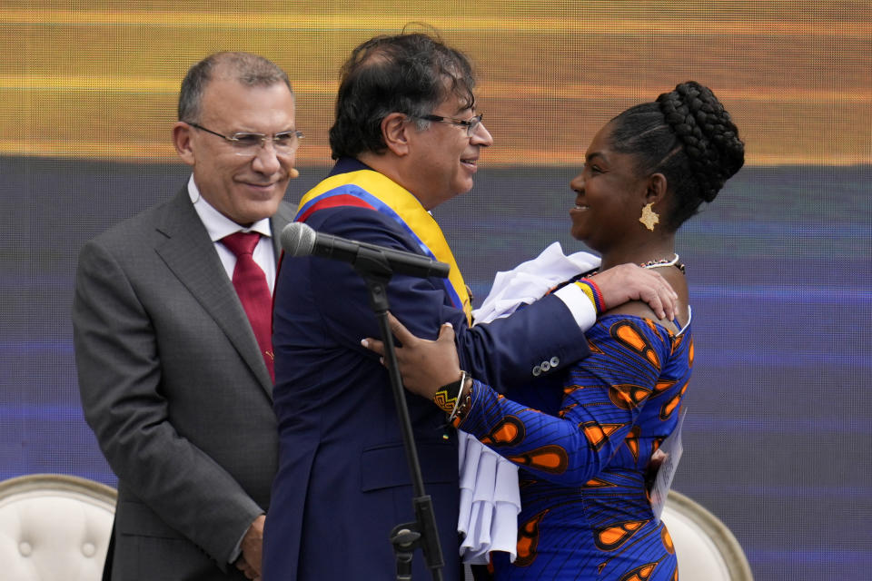 El presidente de Colombia, Gustavo Petro, a la izquierda, abraza a la vicepresidenta Francia Márquez después de prestar juramento en Bogotá, Colombia, el domingo 7 de agosto de 2022. (AP Foto/Fernando Vergara)