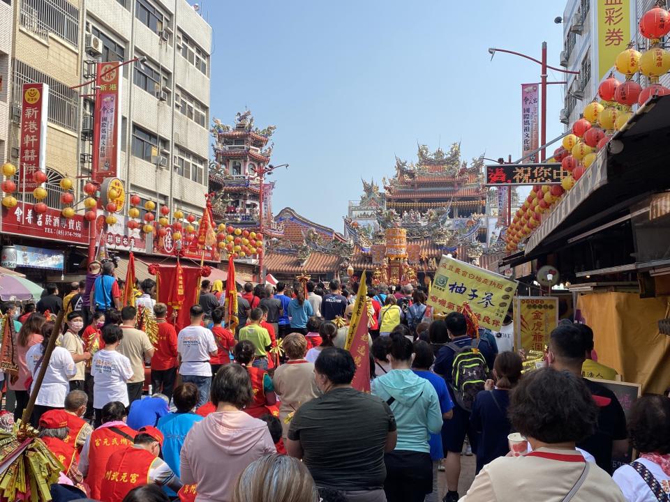 大甲鎮瀾宮媽祖遶境，12日上午在新港奉天宮舉辦祝壽大典，祈求媽祖和天上眾神庇佑國泰民安、COVID-19疫情早日遠離。（中央社）