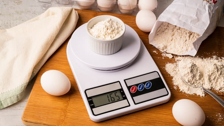 Digital scale with flour