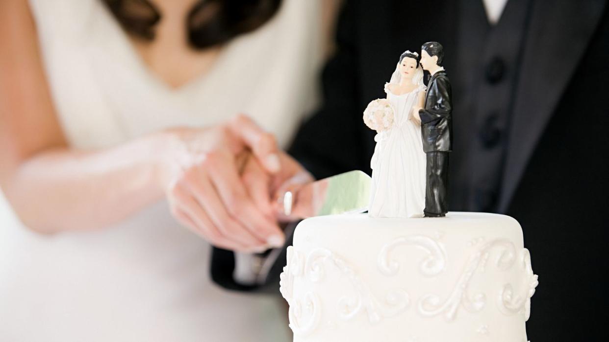 newlyweds cutting wedding cake