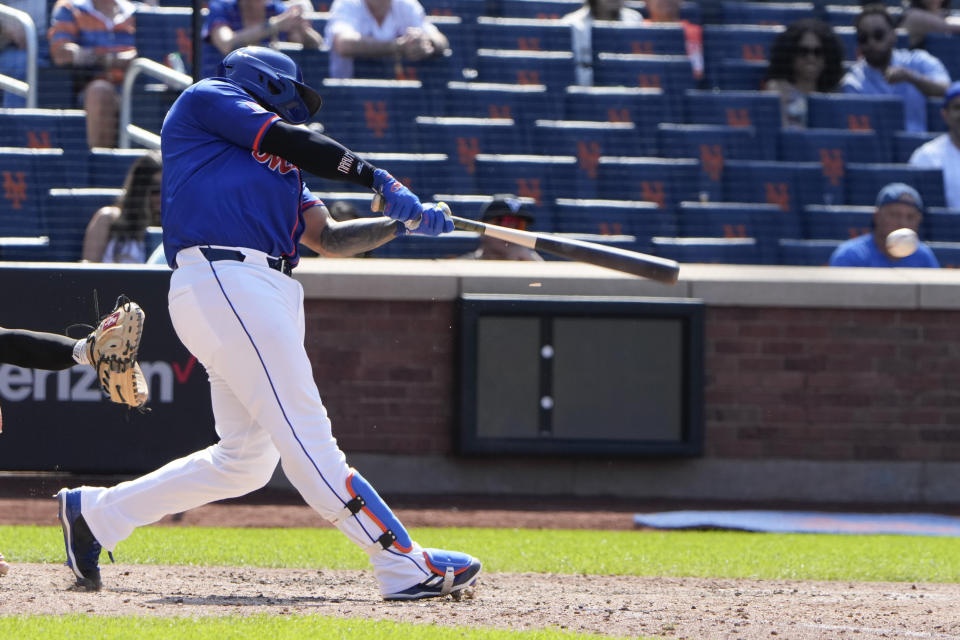 New York Mets' Omar Narváez hits a walkoff single during the ninth inning of a baseball game against the San Francisco Giants at Citi Field, Sunday, May 26, 2024, in New York. (AP Photo/Seth Wenig)