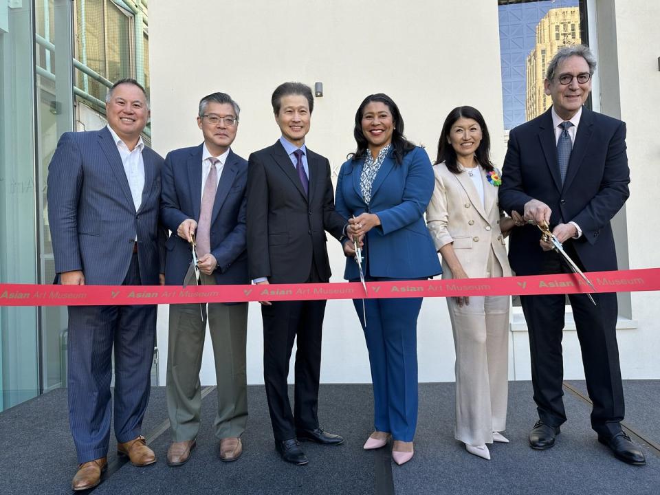 華美銀行藝術露台在舊金山亞洲藝術博物館落成，多位民選官員出席剪綵儀式。（記者李怡／攝影）