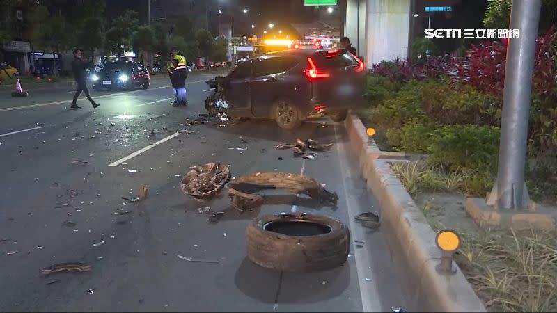 駕駛疑似車速過快，整台車失控跨越雙黃線、撞上對向車道。