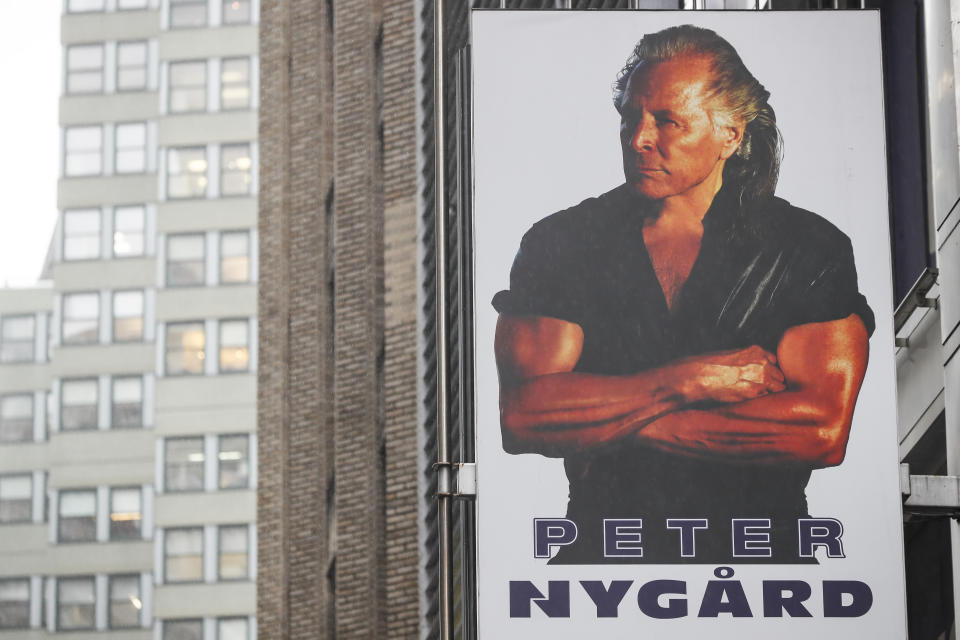 Un cartel con la figura de Peter Nygard afuera de la tienda y oficinas que ese diseñador y empresario de la moda tiene en Times Square, Nueva York. (AP Photo/John Minchillo)