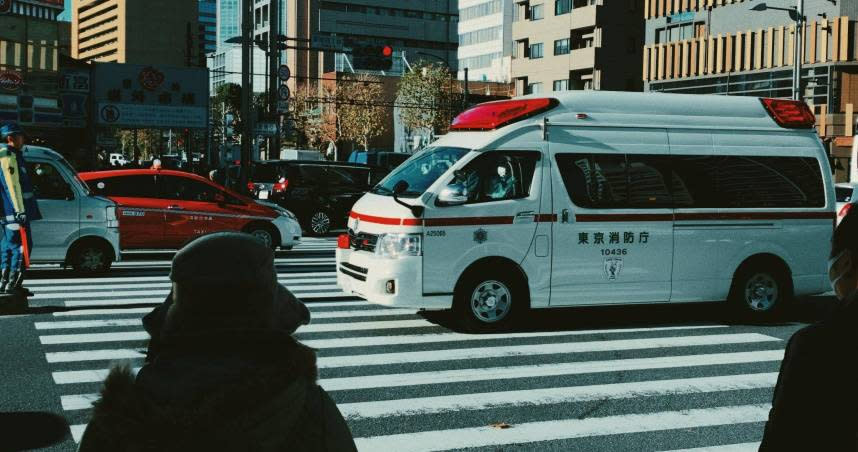 日本一名消防員隱匿駕照遭吊銷，多次違規出勤駕駛救護車。（示意圖／Unsplash）