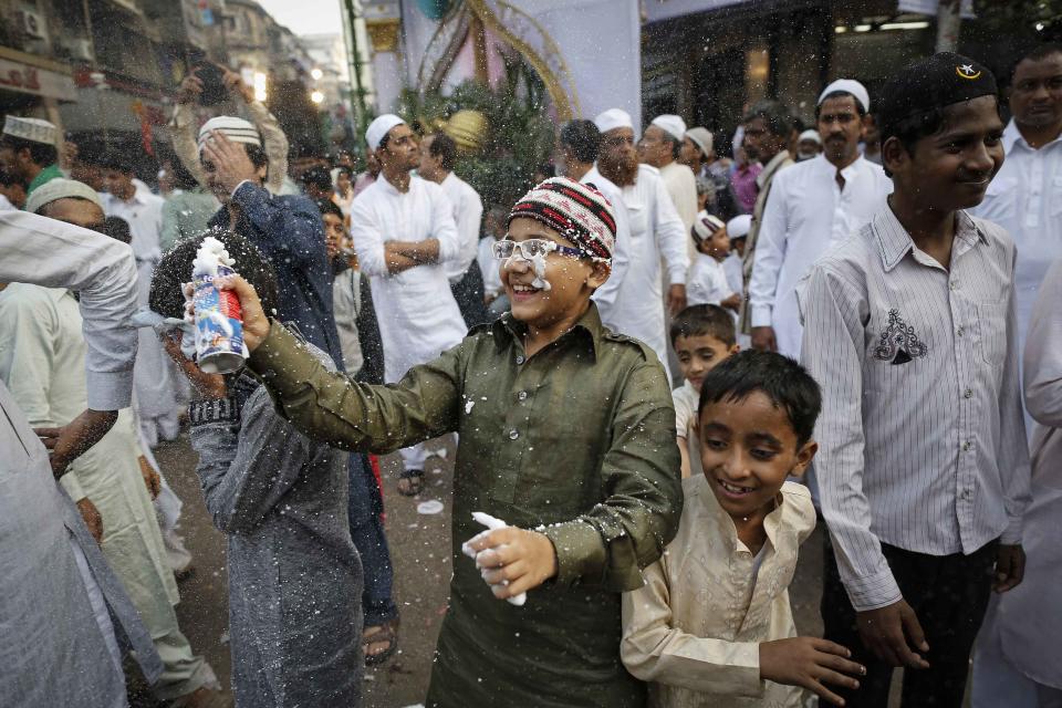 A boy sprays foam as he participates in a procession to mark Eid-e-Milad-ul-Nabi, or birthday celebrations of Prophet Mohammad in Mumbai January 14, 2014. REUTERS/Danish Siddiqui (INDIA - Tags: RELIGION SOCIETY)