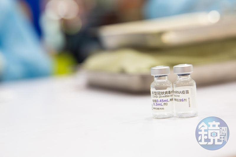 BNT疫苗每瓶含0.45ml冷凍濃縮液，必須使用1.8ml無菌生理食鹽水注射液稀釋。（本刊資料照）