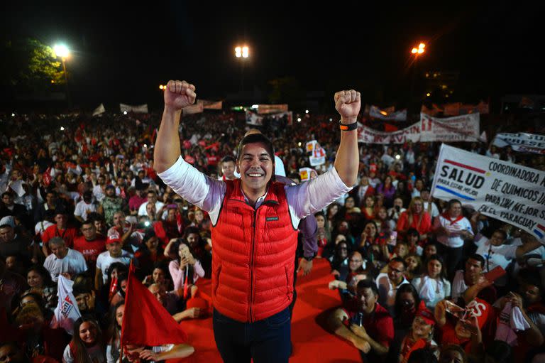 El candidato presidencial paraguayo por el Partido Colorado, Santiago Peña saluda a sus simpatizantes durante el mitin de cierre de su campaña en Asunción el 27 de abril de 2023.