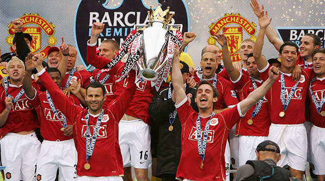 Ryan Giggs and Gary Neville lift the EPL trophy in 2006-07. Image: Getty