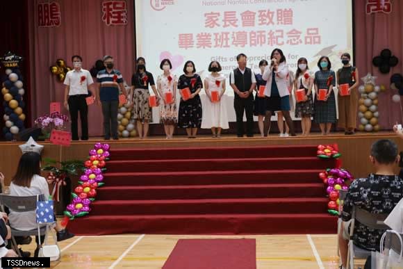 南投高商代理校長程香儒在畢業典禮感謝畢業班導師三年來代理學生的努力。（校方提供）