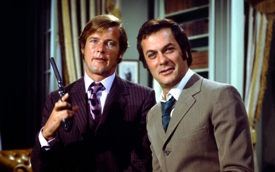 Es ist eine Tragödie. Da der Krimiserie "Die 2" mit Roger Moore (links) und Tony Curtis vor allem in den USA so wenig Erfolg beschieden war, endete sie schon nach 24 Folgen. Hierzulande war sie jedoch damals ein Knaller - und ist es bis heute. "Schuld" daran ist die sensationell gelungene Synchronisation von Rainer Brandt - "Sleep well in your Bettgestell!" (Bild: Silver Screen Collection/Getty Images)