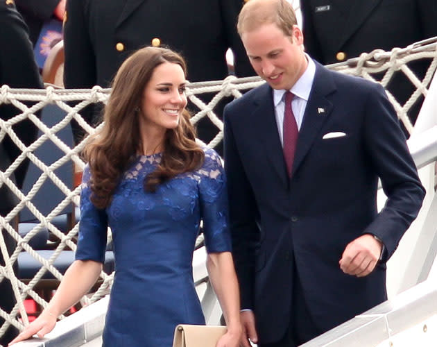 Das Glück ist dem Prinzenpaar ins Gesicht geschrieben. Während Kate ihren Mann anhimmelt und ununterbrochen strahlt, scheint er immer gelassender und sicherer in der Öffentlichkeit zu werden. Die beiden ergänzen sich perfekt! (Bild: WENN)