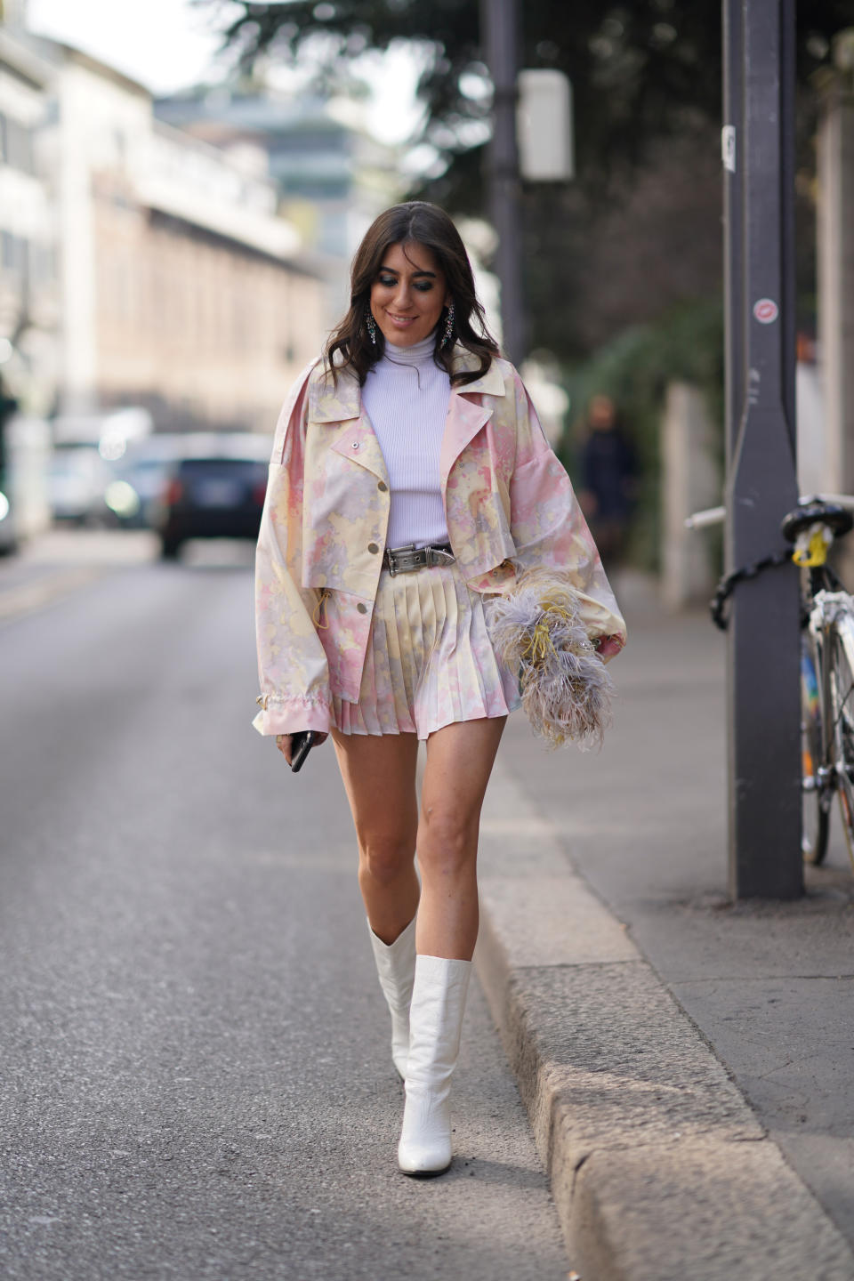 El pasado 21 de febrero la estilista Nil Ninat causó sensación en la Milan Fashion Week tras combinar la clásica falda de tenista con botas, cinturón y chaqueta. (Foto: Edward Berthelot / Getty Images)