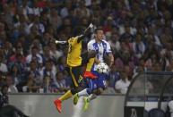 Porto's Hector Herrera (R) challenges Lille's Pape Souare during their Champions League second leg qualifying soccer match at Dragao stadium in Porto August 26, 2014. REUTERS/Rafael Marchante