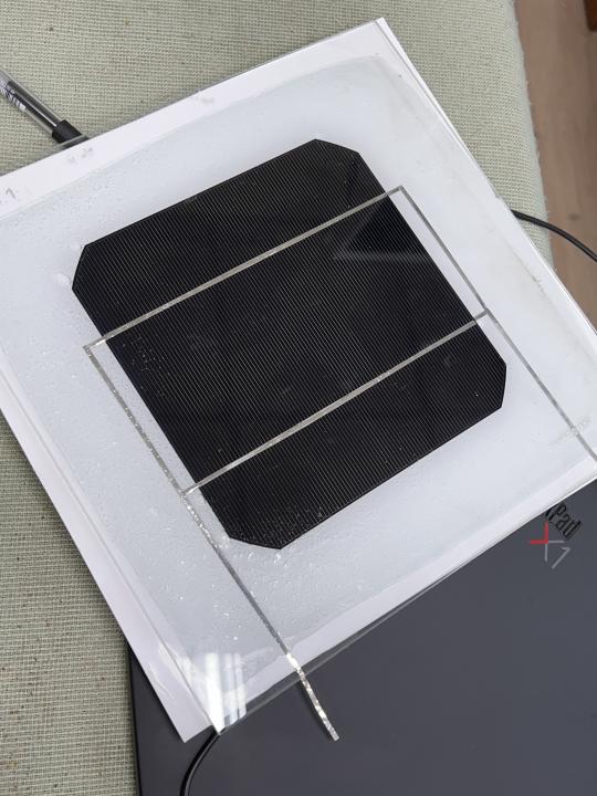 太陽能板由玻璃、ＥＶＡ塑膠封裝材料矽晶片及塑膠背板與外加鋁框組成。（記者趙家麟攝）
