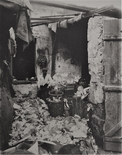 Cité Trébert, intérieur d’un chiffonnier (1913) Photographie d’Eugène Atget, album « Zoniers ». BNF, Fourni par l'auteur