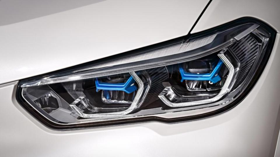 BMW X5選配的雷射頭燈，雖然在近光燈有些許眩光，但仍能獲得IIHS給予Good評價。(圖片來源/ BMW)