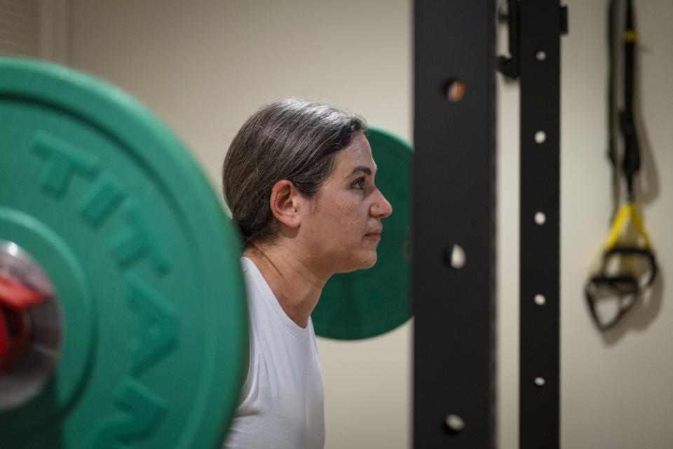 Laura Khoudari levanta pesas en su casa de South Hadley, Massachusetts, el 5 de julio de 2022. (Vanessa Leroy/The New York Times)