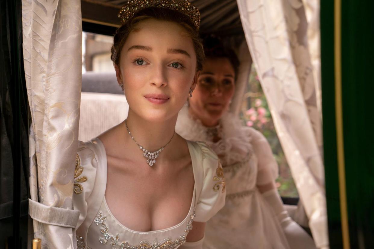 BRIDGERTON (L to R) PHOEBE DYNEVOR as DAPHNE BRIDGERTON and RUTH GEMMELL as LADY VIOLET BRIDGERTON